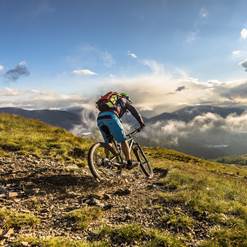Mountainbiken in den Nockbergen Mountainbiker in atemberaubender Berglandschaft