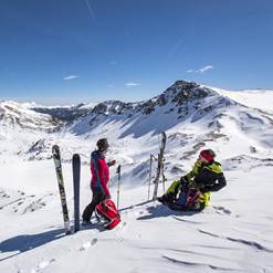 Skifahren in herrlicher Landschaft Skifahrer auf einem Berg